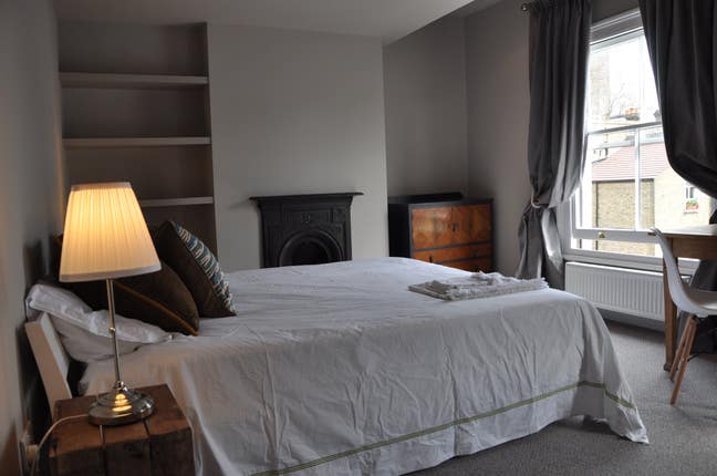 Large, bright double bedroom with bay windows Main Photo