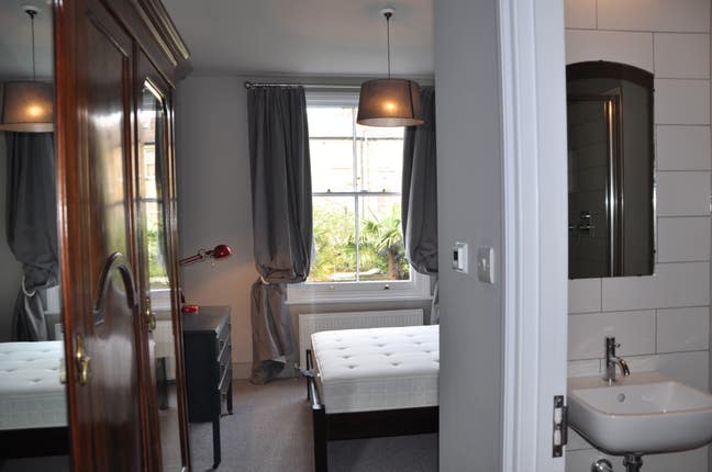 Bright and quiet en-suite bedroom with garden view Main Photo