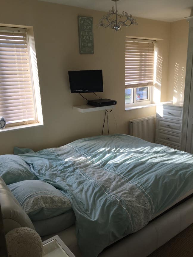 Beautiful clean room in a home Main Photo