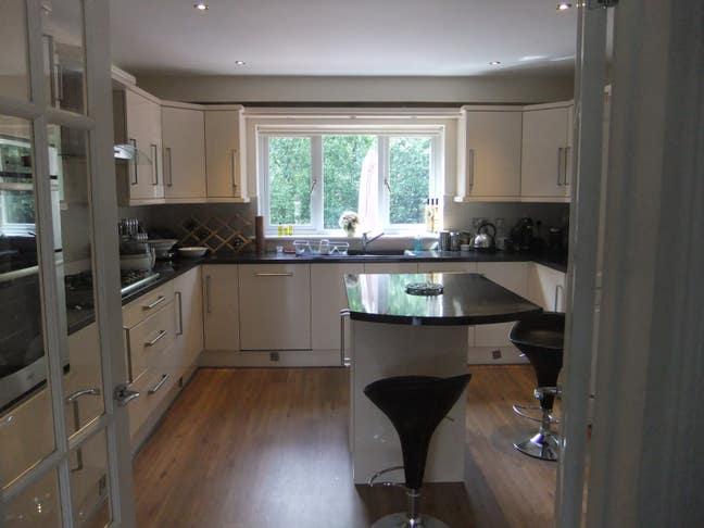 Serviced room in Executive House on RHEDA PARK!  Main Photo