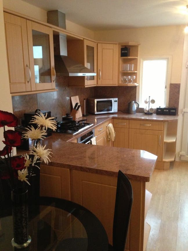 Modern 5 bed property, suitable for professionals Main Photo