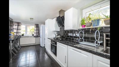 Lovely Dbl Room Avialable at Red-Brix House Main Photo