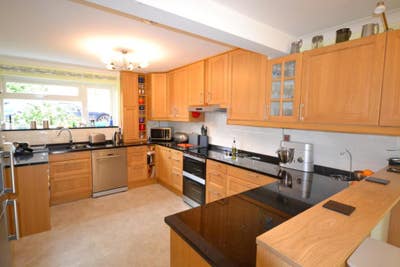 Large double room close to hospital/university Main Photo