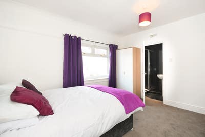 Easy In. Last Room. 4 bathrooms. Fresh Paint Main Photo