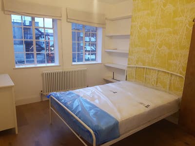 Stunning Refurbished 2bed Apartment in Whitechapel Main Photo