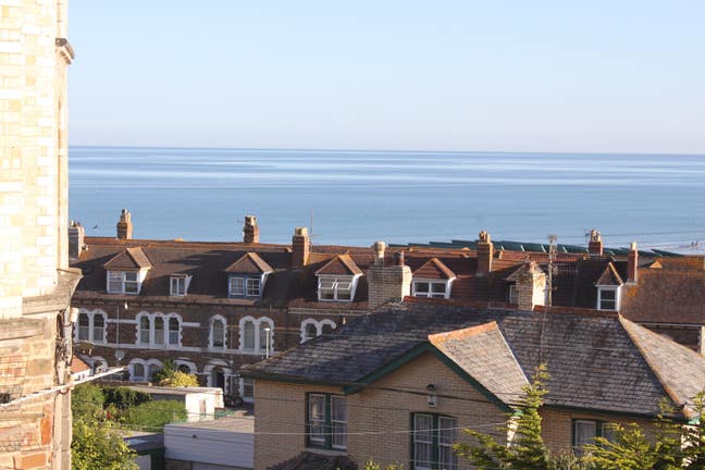 Double room to rent in two bed flat Main Photo