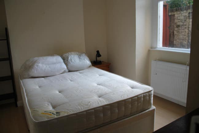 1large bedroom  flat with large living room ava Main Photo