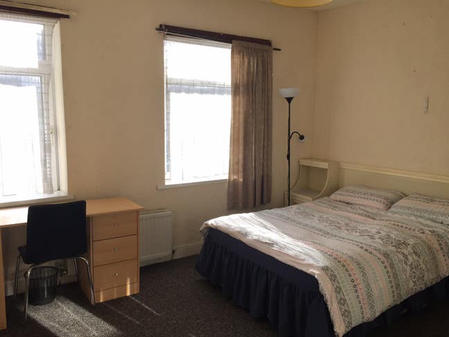 Three bedroom house with large garden Main Photo