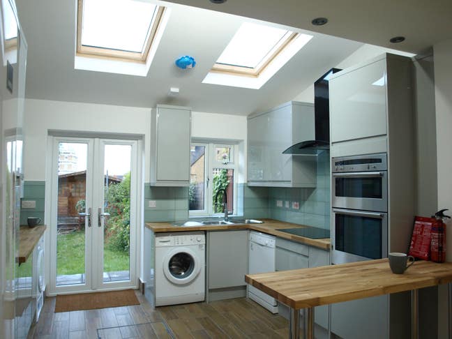 1 min walk to station and 18 mins to Liverpool Str Main Photo