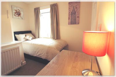 En-Suite Rooms Wheatley - Near Hospital! Main Photo