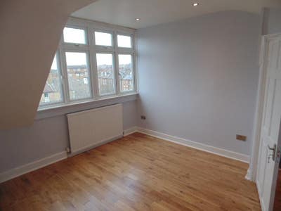 2 Bed Apartment on top floor with garden Main Photo