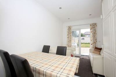 A Room to be let in a stunning house in Hounslow C Main Photo