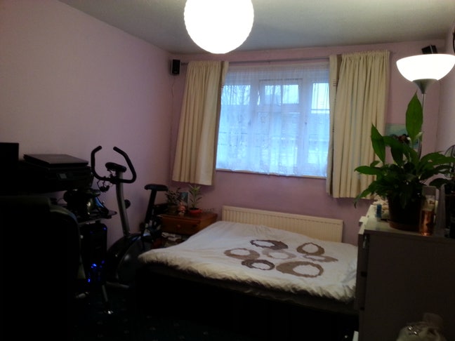 TWO ROOMS near Town Centre Main Photo