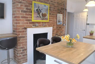 Gorgeous ensuite room with walk in wardrobe Main Photo