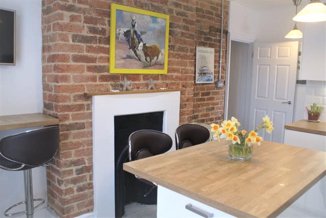 Gorgeous ensuite room with walk in wardrobe Main Photo