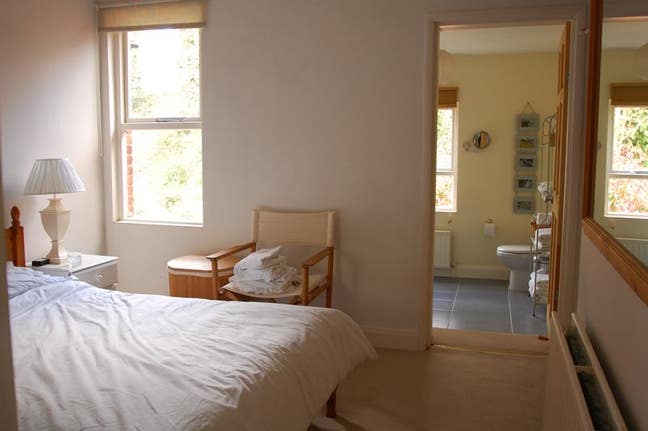 En Suite bathroom, Central Guildford Main Photo