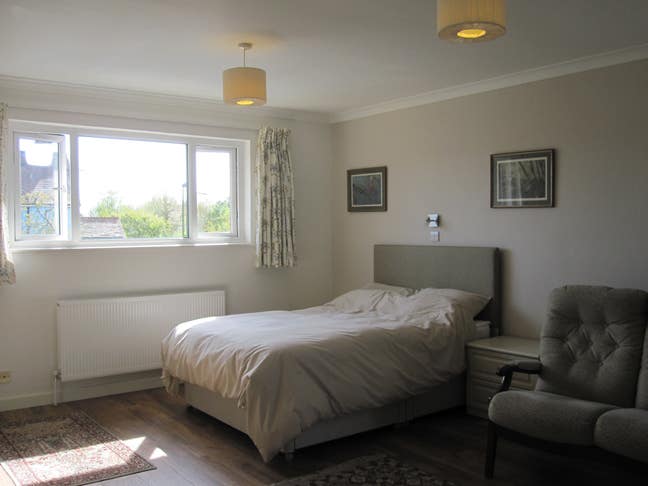 Bedsit with ensuite bathroom Main Photo