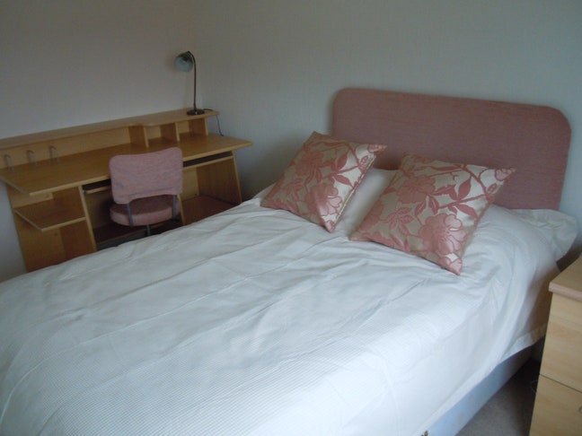 Double Bedroom in Brookwood, close to Station Main Photo