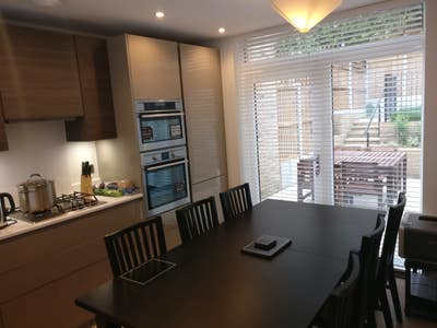 Modern house, bills/parking included, tube/train. Main Photo