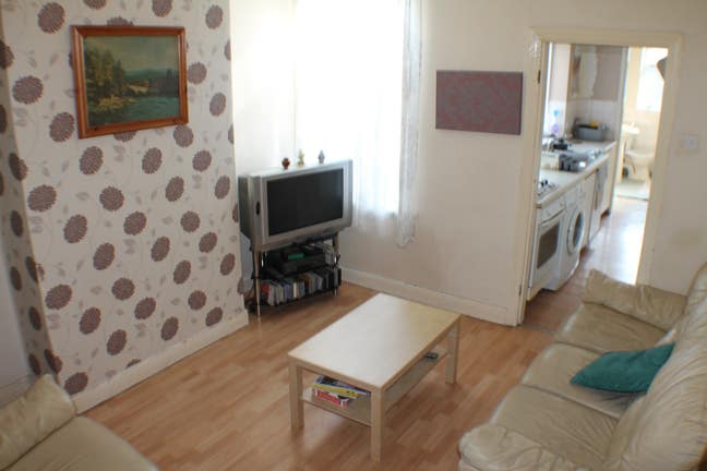 Double Room near C/C would suite DSS. Free Wi-Fi  Main Photo