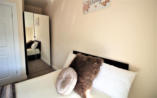 Single En-Suite Rooms in Woodlands! NO DEPOSIT Main Photo