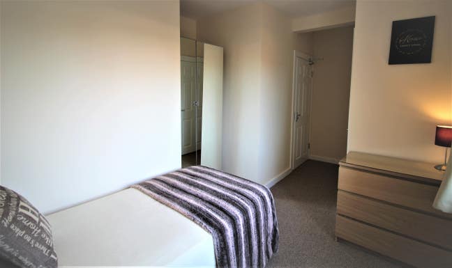 Single En-Suite Rooms in Woodlands! NO DEPOSIT Main Photo