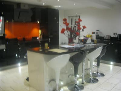 Double room in Luxury House 10 mins walk to stn Main Photo