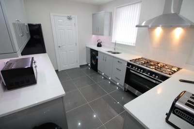 Chermside Road |  5* Refurbished 5 Bed 3 Bath Main Photo