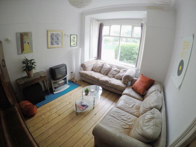 Large double room available in tidy house Main Photo