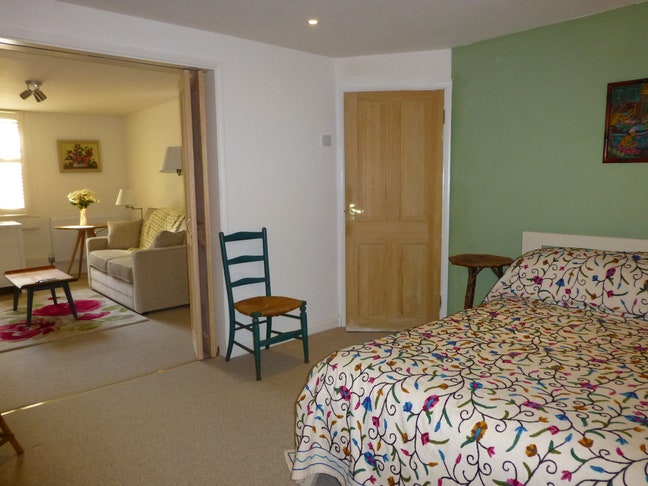 Own 2-Room Suite + Mini Kitchen and Shower Room Main Photo