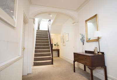 Victorian House - August Room ☀️ Main Photo