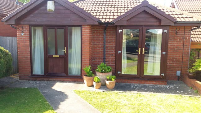 1 double bedroom with own bathroom and drive. Main Photo