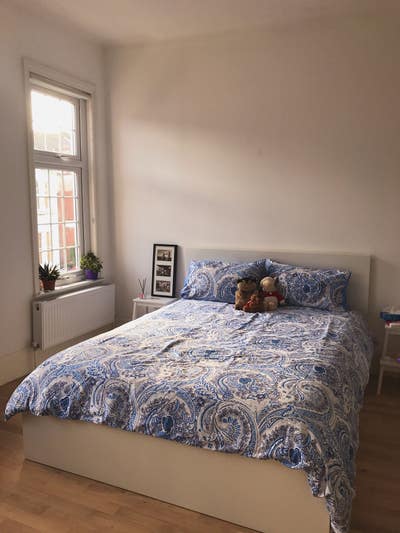 Big double room in a modern flat Main Photo