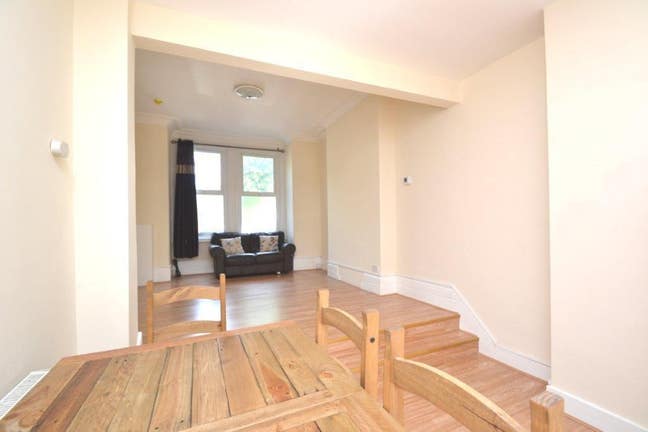 5 bedroom 2 bathroom House in ACTON + garden  Main Photo