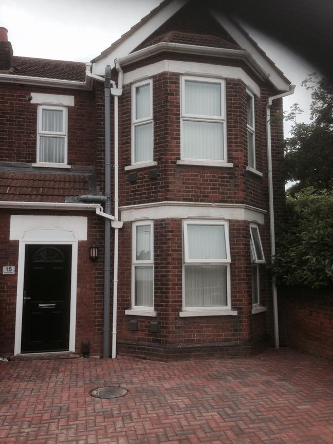 Professional House Share in a Semi Detached House Main Photo