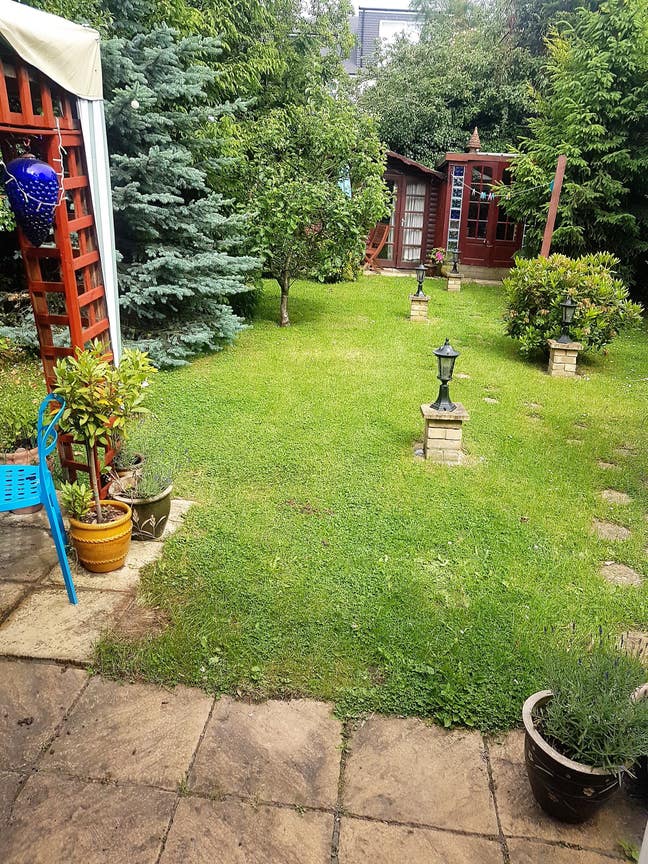 Great ensuite studio with separate entrance and    Main Photo