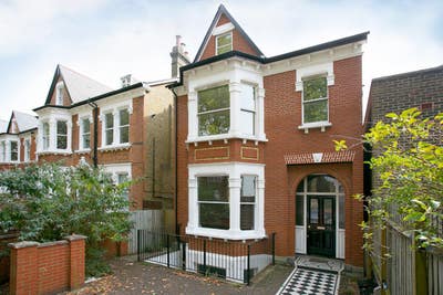 Double room in spacious flat Main Photo