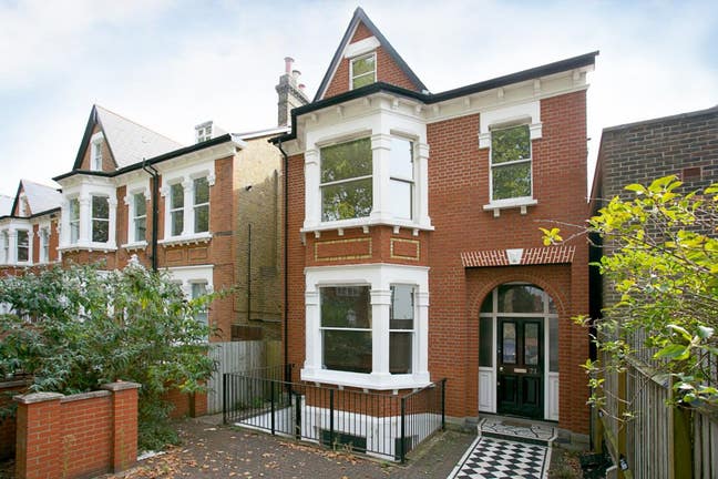 Double room in spacious flat Main Photo