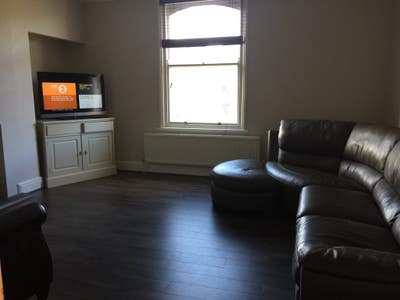 Double Room in completely renovated apartment Main Photo