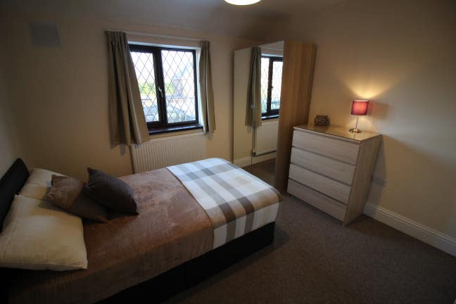 🔑 No Deposit! Rooms Just Minutes from Town Centre Main Photo
