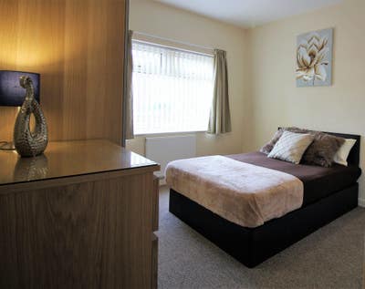 🔑 No Deposit! Rooms Just Minutes from Town Centre Main Photo