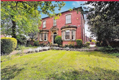 Huge Room Parking on Drive  Main Photo