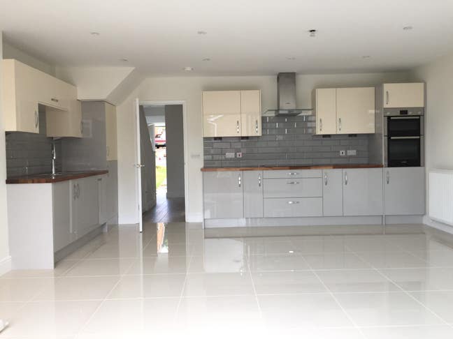 Double and Ensuite Rooms for Rent Nice Clean House Main Photo