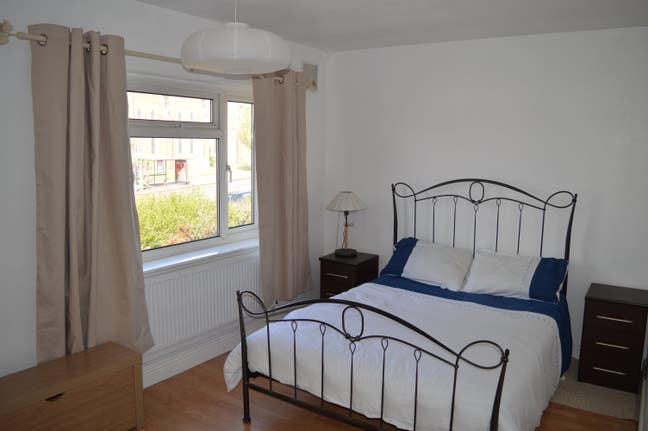 Bright double bedroom in a quite flat. Main Photo