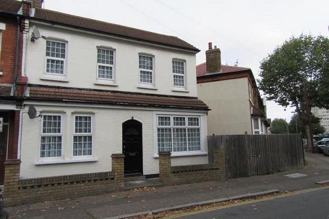 Modern Property close to town centre and station. Main Photo