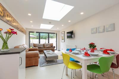 Lovely room in beautiful house, close rail station Main Photo