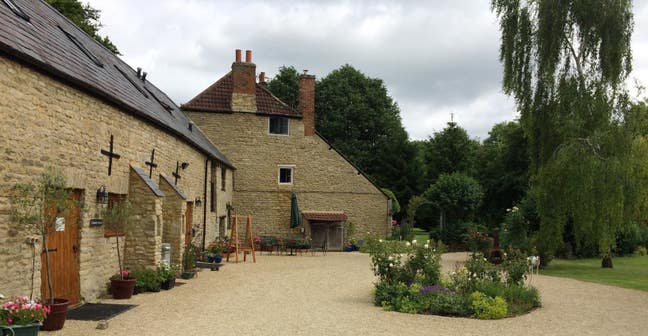 Shambolic farmhouse J10 M40 family/child friendly  Main Photo