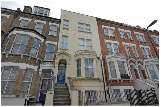 A bright 4 bedroom duplex flat facing a local park Main Photo