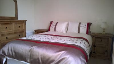Double Bedroom, close to Hospital,  Town & Station Main Photo