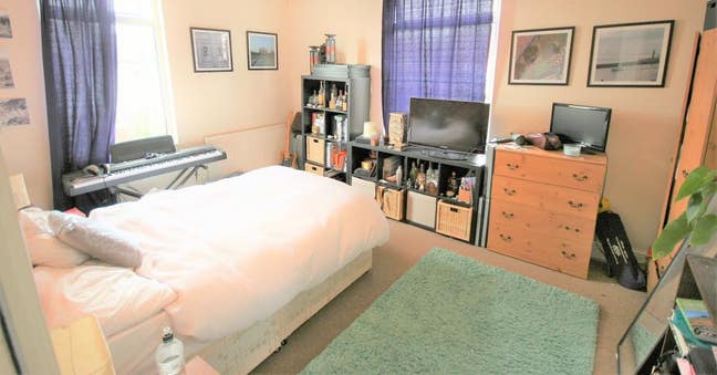 Beautiful House in the HEART of Roundhay - Feb! Main Photo